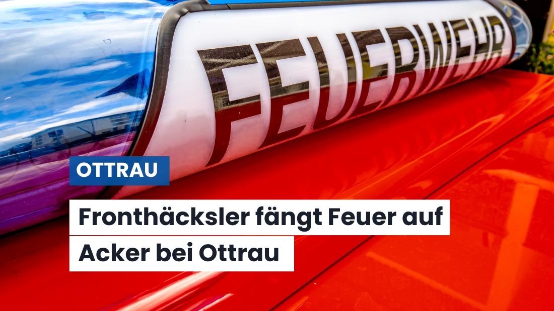 Fronthäcksler fängt Feuer – Flammen greifen auf Feld über