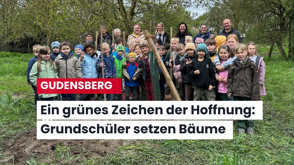 Grundschulkinder pflanzen Bäume im Freizeitgelände der Steinzeitsiedlung