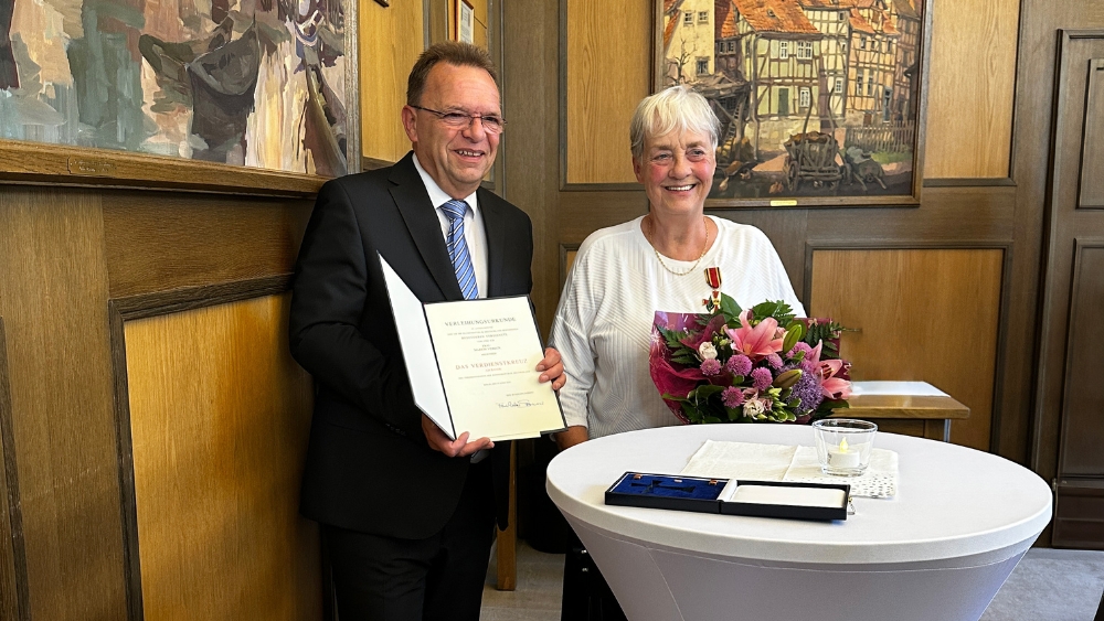 Marion Viereck mit Bundesverdienstkreuz am Bande ausgezeichnet