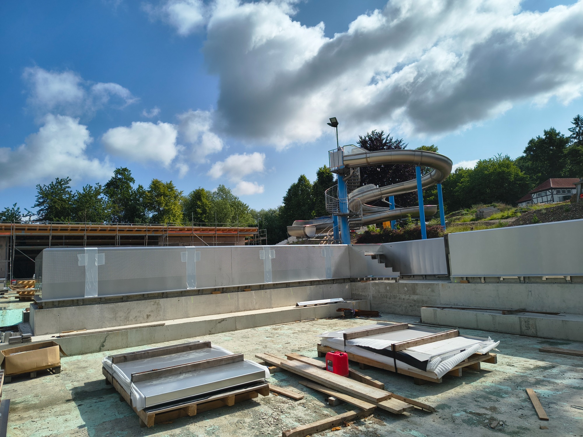 Sanierung des Freibad Erleborn – Edelstahlbecken und Umkleidegebäude nehmen Form an