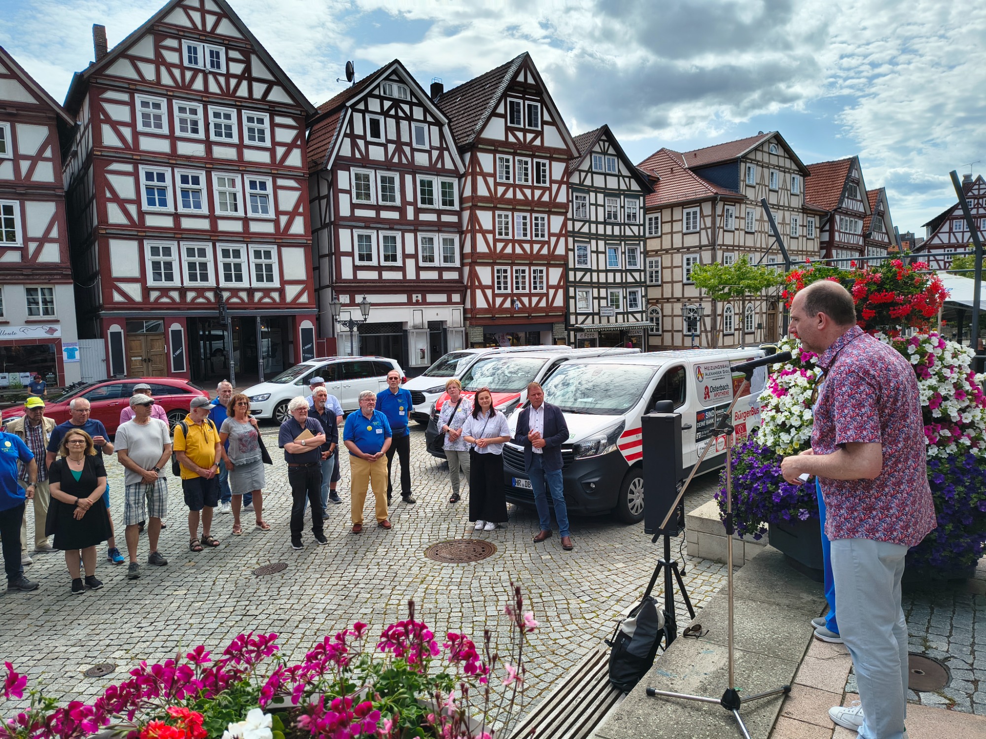Bürgerbus-Regionaltreffen Nordhessen auf dem Homberger Marktplatz