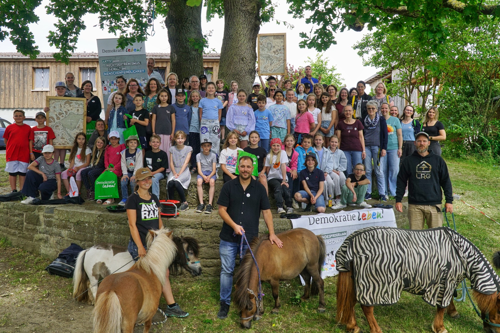 Demokratie spielerisch erleben: 32 Grundschulklassen schließen Projekt erfolgreich ab
