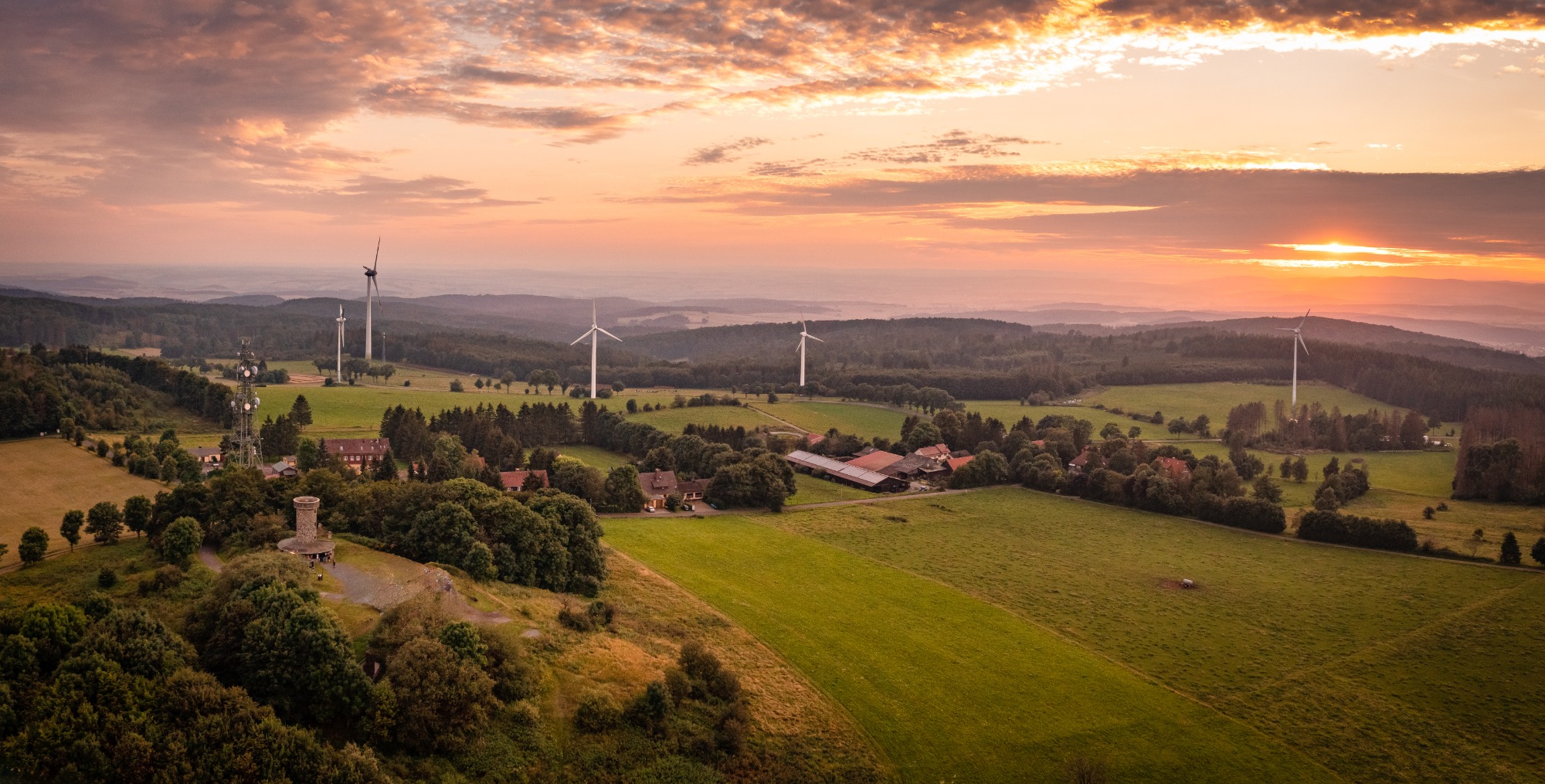 Sommerfest am Knüllköpfchen: Ökumenischer Gottesdienst und Musik unter Bäumen