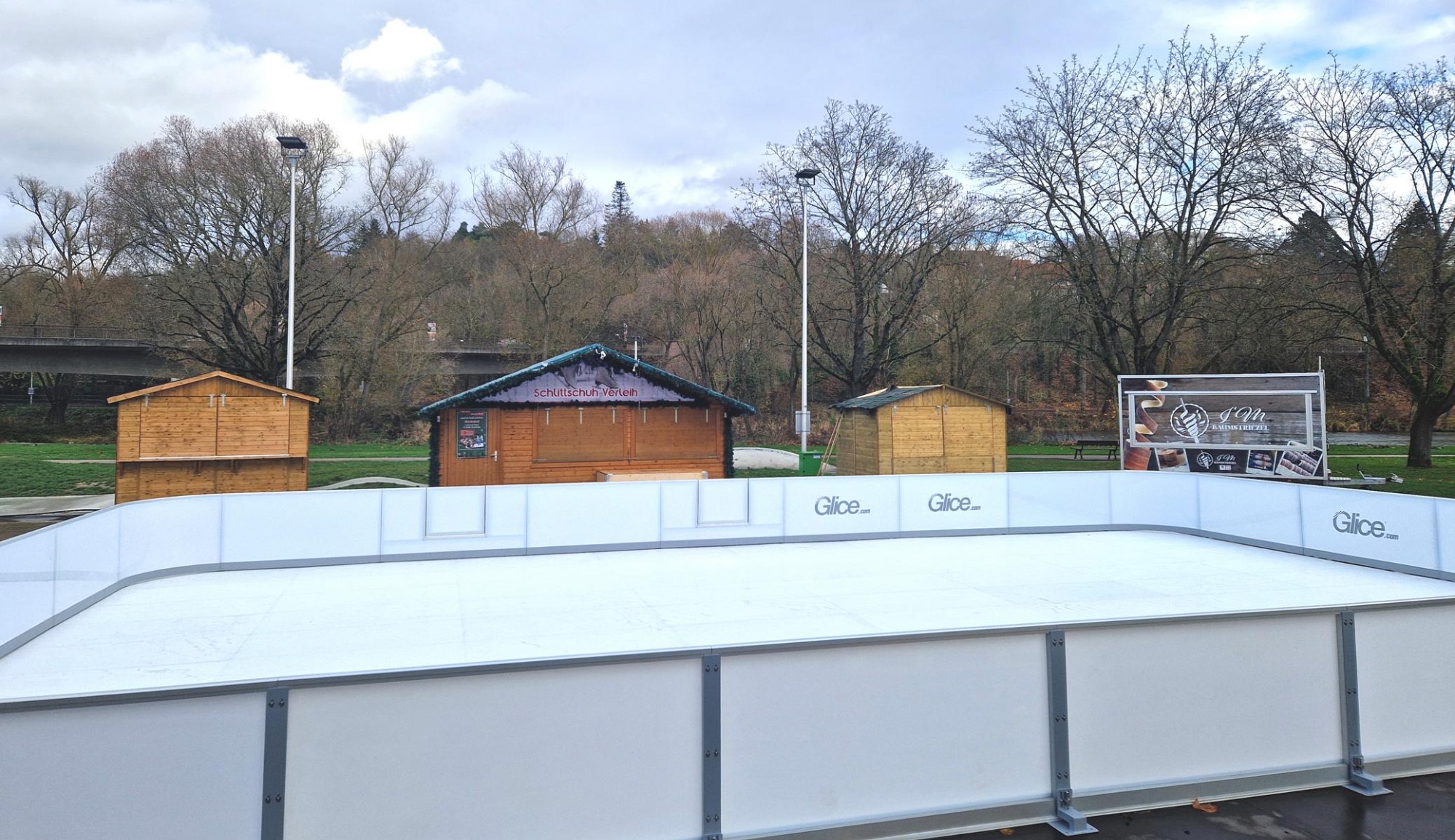 Melsunger Weihnachtsmarkt 2025: Stadt schreibt Betrieb einer synthetischen Kunsteislaufbahn aus