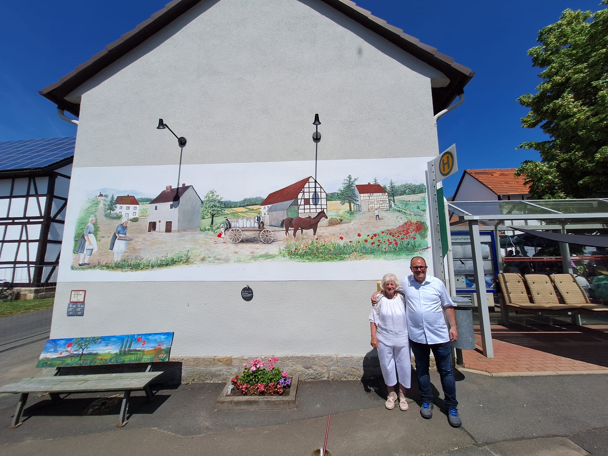 Neukirchen: Wandgemälde von Erika Schneider feierlich in Hauptschwenda eingeweiht