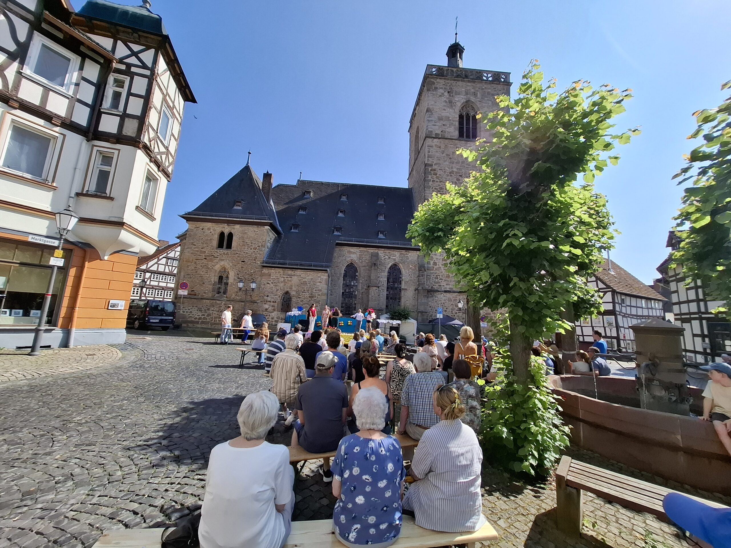 „Musicals auf dem Marktplatz“ in Neukirchen zieht zahlreiche Besucherinnen und Besucher an