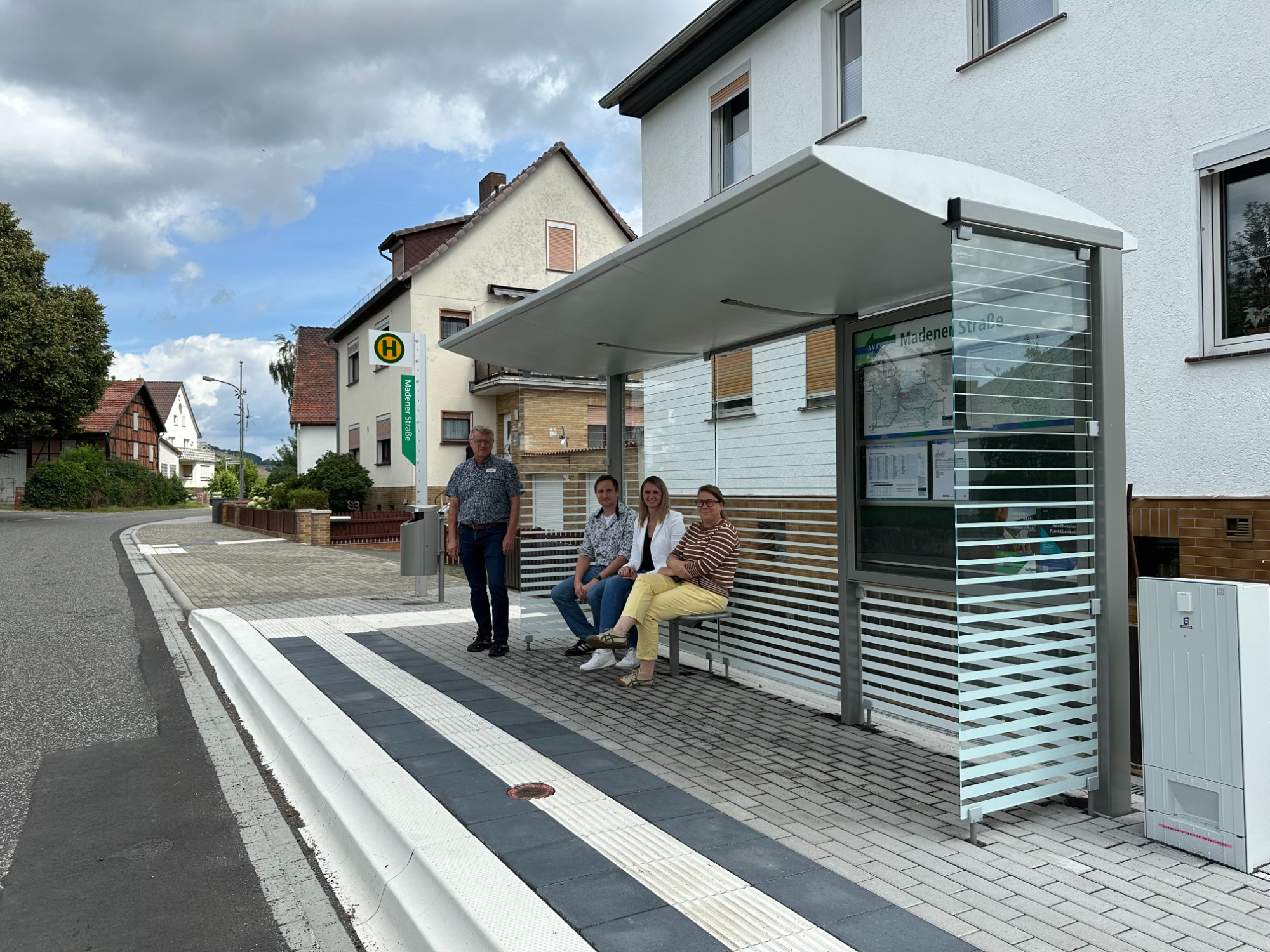 Barrierefreier Umbau der Bushaltestellen in Gudensberg abgeschlossen